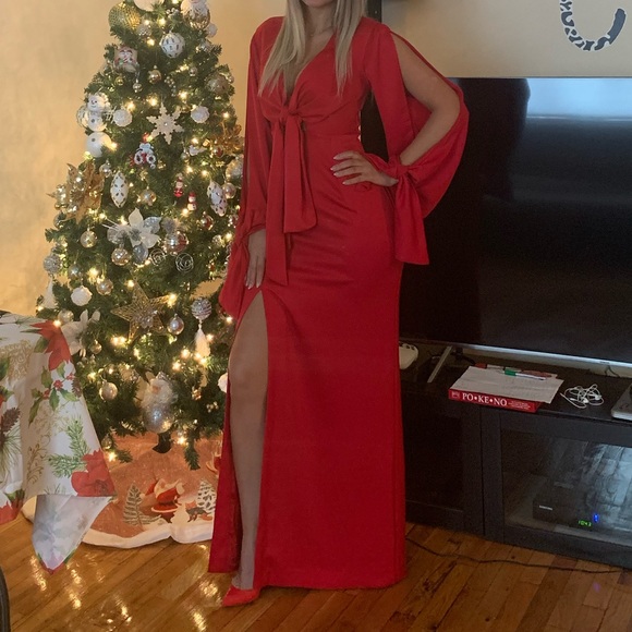 Gizia red gown - Picture 2 of 2